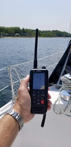 Vista 2 de Uniden Radio marino sumergible de 2 vías 6 W VHF. Impermeable IPX8/JIS8.