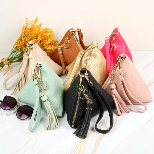 Vista 7 de Bolso de mano triangular de cuero vegano Bolsa de cóctel de noche piramidal correa desmontable y dije de borla talla única