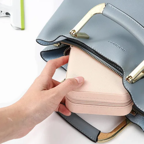 Vista 4 de Mini joyero portátil de viaje de cuero, organizador de anillos, caja de regalo de almacenamiento, para niñas y mujeres (blanco y 2 piezas rosas).