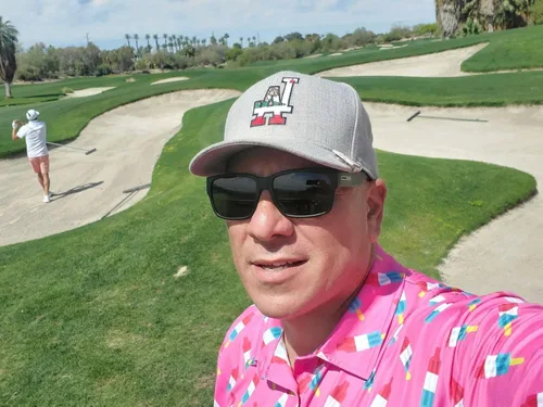 Vista 2 de Even Par Golf - Polo de golf de alto rendimiento - Lickin Good