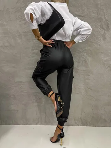 Vista 5 de chouyatou Pantalones deportivos casuales con bolsillos con solapa y cordón elástico en la cintura y pierna cónica de piel sintética para mujer