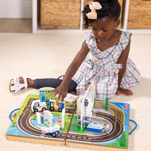 Vista 8 de Melissa & Doug Juego de aeropuerto para llevar, vehículos, pistas incorporadas para niños y niñas de 3 años en adelante - Certificado FSC
