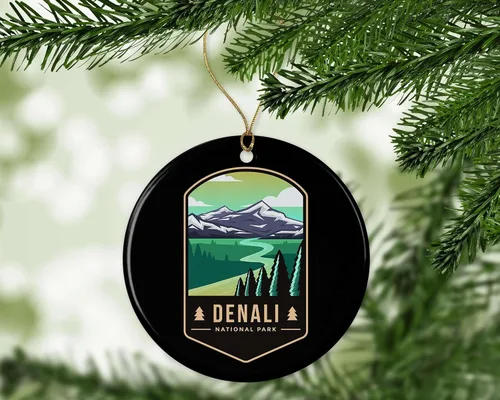 Vista 2 de Adorno del Parque Nacional Denali – Regalo del Parque Nacional Denali – Adorno de Navidad de cerámica – Decoración