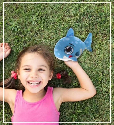 Vista 7 de DolliBu Juguete de peluche de tiburón azul, para niños y adultos, regalos de abrazo de tiburón, lindos animales de peluche para niños pequeños