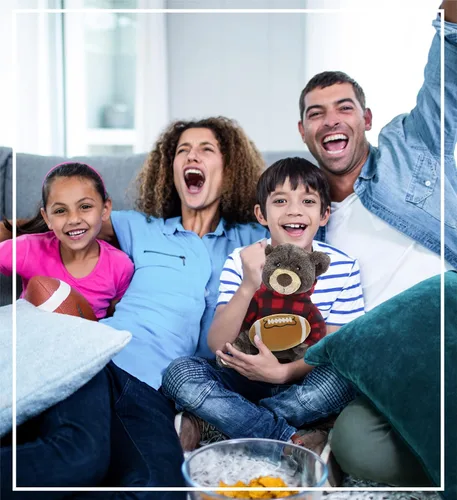 Vista 7 de DolliBu Peluche de oso marrón con felpa de fútbol – Oso súper suave para abrazar con capucha a cuadros rojos, juguete de peluche regalo de vida