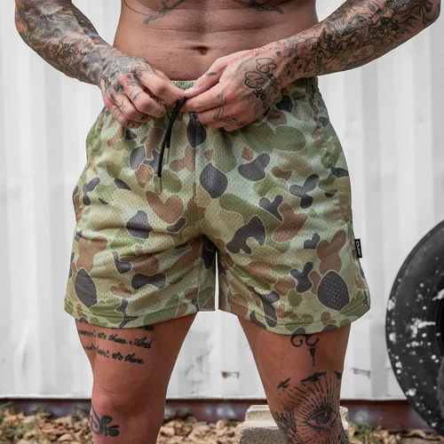 Vista 5 de Combat Iron Pantalones cortos de malla para hombre, estilo de vida, pantalones cortos de entrenamiento por encima de la rodilla, entrepierna de 5.5