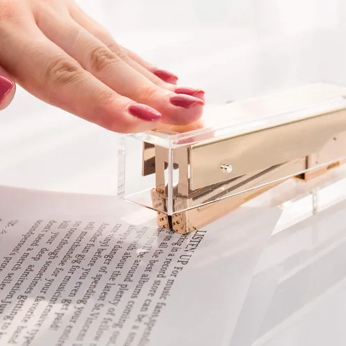 Vista 5 de Elegante grapadora de acrílico ultra transparente para suministros de oficina, grapadora de escritorio dorada mate con 1000 grapas para accesorios