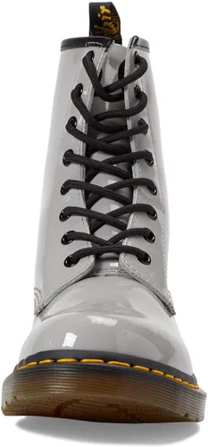Vista 2 de Dr. Martens Bota de moda de charol 1460 W para mujer, Gris (Zinc Grey)
