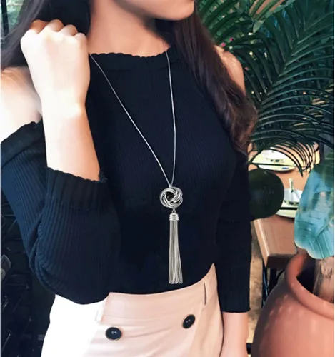 Vista 2 de Collar largo con borla plateado, diseño de nudo con borla, cadena de serpiente para mujer