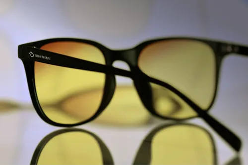 Vista 2 de NIGHTBIRDS NightRaven - Gafas de conducción nocturna, color negro mate con tecnología de lente antirreflejos de doble zona para hombres, mujeres