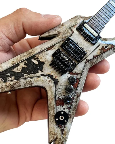 Vista 2 de Axe Heaven Dimebag Darrell Dean Razorback Mini Guitarra - Rust Razorback Guitarra Modelo Coleccionable