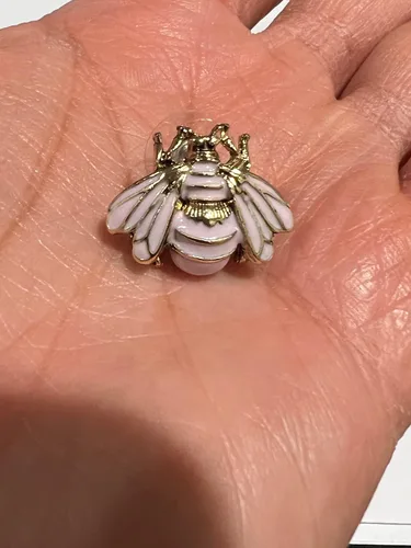 Vista 5 de Betsey Johnson Aretes de abeja, Metal, No es una piedra preciosa