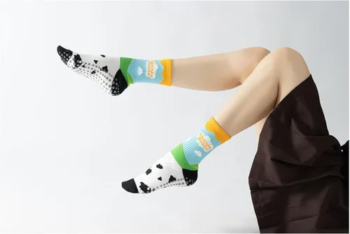 Vista 4 de Calcetines de yoga y pilates con empuñaduras para mujer, antideslizantes, coloridos, teñido anudado, acolchados, calcetines para bailar en barra