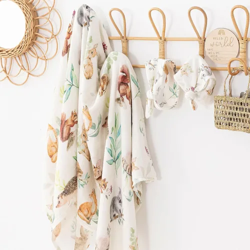 Vista 4 de BabyWhale Manta de muselina para envolver con sombrero y vincha con moño, juego de manta con estampado de animales para bebés niños y niñas, manta