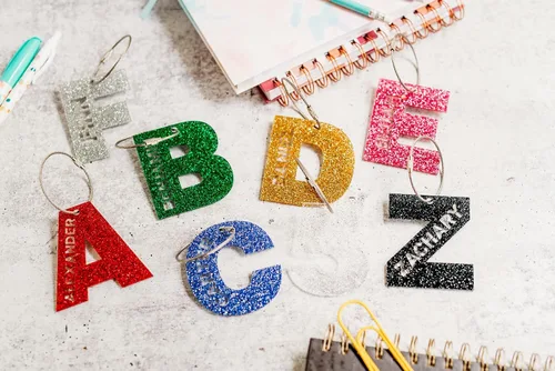 Vista 3 de Etiqueta de acrílico personalizada personalizada, Etiqueta de mochila, Nombre del encanto de la mochila escolar, Etiqueta de bolsa deportiva