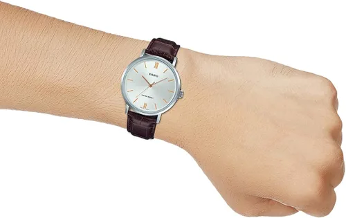 Vista 6 de Casio MTP-VT01L-7B2 - Reloj analógico para hombre con esfera plateada y correa de piel marrón