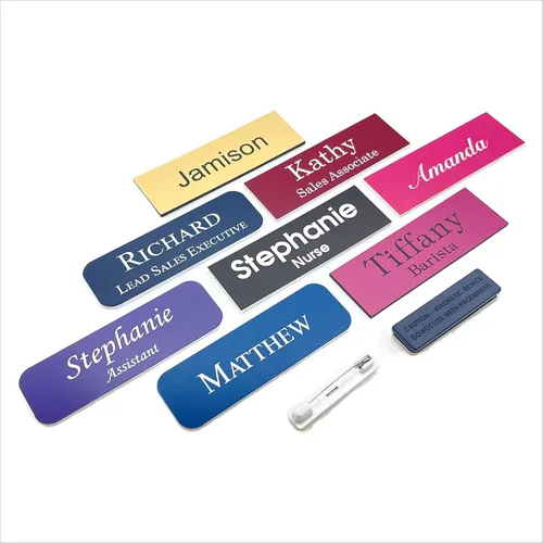 Vista 4 de Insignias de nombre grabadas personalizadas con alfiler o imán – Etiqueta de nombre acrílica personalizada duradera con 15 opciones de fuente y 21