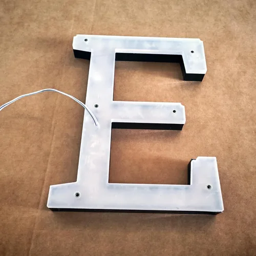 Vista 4 de Letras iluminadas personalizadas de acero inoxidable 3D para letreros de logotipo comercial (personalizadas, 8 letras)