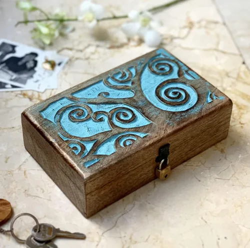 Vista 2 de Gran regalo de cumpleaños hecho a mano decorativo joyero de madera con tallado del árbol de la vida, cerradura y llave, organizador de joyas, caja