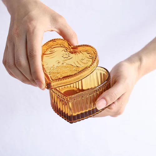 Vista 3 de Gaolinci Caja de almacenamiento de vidrio de cristal en forma de corazón con relieve Caja de joyería Caja de dulces con tapa - Ámbar