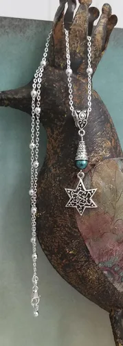 Vista 2 de Collar de estrella judía de David hecho a mano en una cadena de plata de ley con un acento de cuentas redondas de cristal verde oscuro