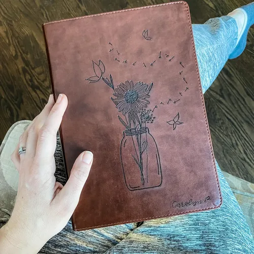 Vista 2 de JOY CREATIVE Biblia de letras rojas de margen ancho ESV Personalizado con nombre El diseño personalizado está escrito a mano y grabado
