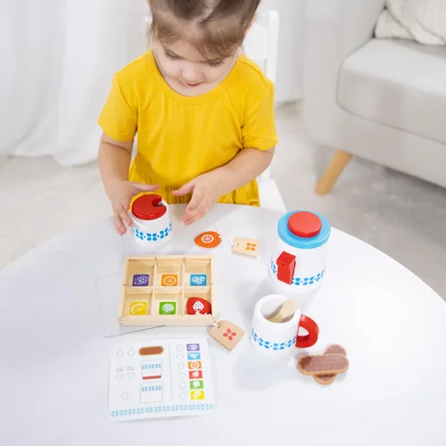 Vista 6 de Melissa & Doug 22 piezas Steep y Serve Juego de té de madera, accesorios de cocina y alimentos.