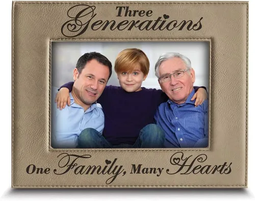 Vista 11 de BELLA BUSTA - Tres generaciones - Marco de fotos de cuero grabado con texto en inglés «One Family Many Hearts» para el Día de la Madre, Mamá y Papá
