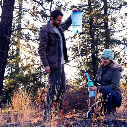 Vista 7 de SimPure Filtro de agua por gravedad, purificador de agua portátil alimentado por gravedad con bolsa de 3 L, correa de árbol, equipo de supervivencia