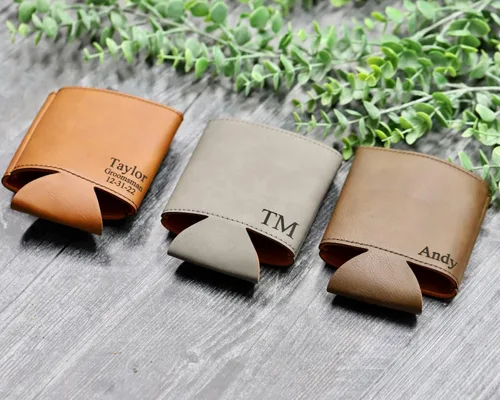Vista 2 de Enfriador de latas para padrinos de boda, regalos personalizados para padrinos de boda, enfriador de latas grabado, soporte para latas de cerveza