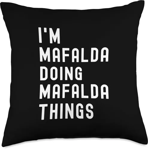 Vista 4 de Almohada con texto en inglés "I'm Mafalda Doing Mafalda Things