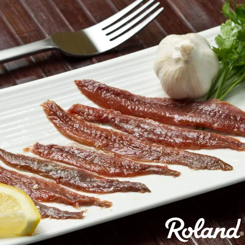 Vista 5 de Roland Foods Filetes planos de anchoa envasados en aceite de oliva, capturados en la naturaleza de Marruecos, lata de 14 onzas (paquete de 2)