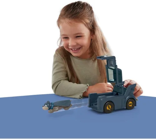Vista 3 de Fisher-Price DC League of Super-Pets - Juguete preescolar Super Launch Ace Figura y Batmobile Car Set para juegos de simulación para niños a partir