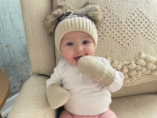Vista 5 de Funky Junque Conjunto de gorro y mitones con doble pompón de pelo sintético para bebé – Gorro de invierno para recién nacidos de 0–9 meses