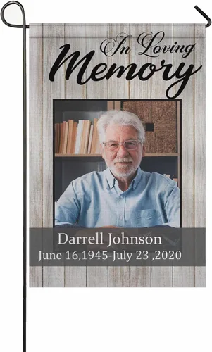 Vista 18 de Bandera conmemorativa personalizada para jardín con nombre de foto, fecha para patio al aire libre, decoración de cementerio para tumba, doble cara