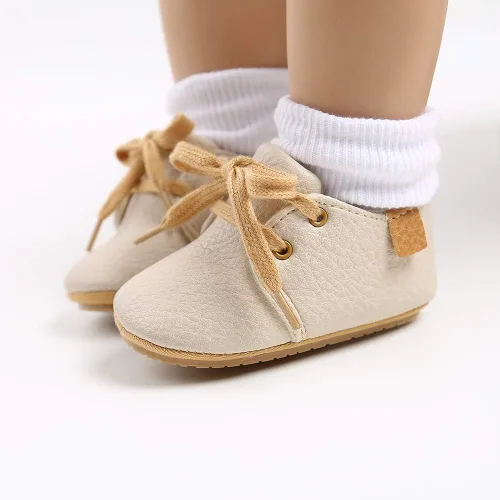 Vista 4 de SOFMUO Zapatillas de cuero con cordones para bebés niños y niñas, suela de goma suave, mocasines para bebés, zapatos Oxford para recién nacidos