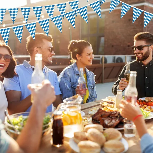 Vista 5 de Bandera bávara del Oktoberfest de 131 pies, paquete de 4 banderines bávaros para decoraciones de fiestas temáticas de Oktoberfest alemán