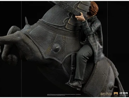 Vista 7 de Iron Studios - Harry Potter - Escala de Arte Deluxe 1/10 - Ron Weasley en la estatua de ajedrez del mago