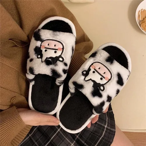 Vista 6 de Pantuflas Kawaii de vaca peluda para mujer, cómodas, con puntera abierta, lindas sandalias de invierno de animales