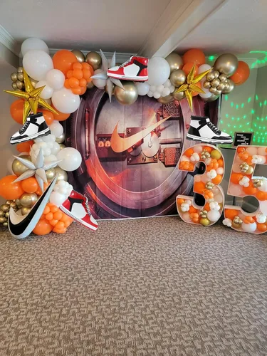 Vista 5 de 6 unidades de zapatos de baloncesto para zapatillas de deporte, decoraciones de fiesta temática deportiva, suministros de cumpleaños para niños