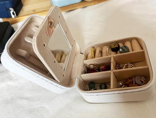 Vista 7 de PHILOPACK Joyero de viaje organizador portátil para joyas, organizador de almacenamiento de piel sintética con espejo, soporte de joyería
