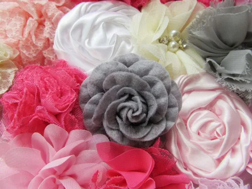 Vista 2 de YYCRAFT Juego de 40 flores de gasa artesanales, flores de pelo hechas a mano para bricolaje, kit de lazo (rosa/gris/marfil)