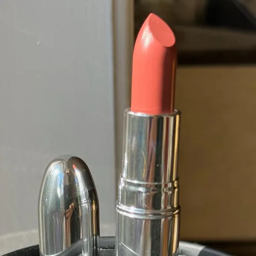 Vista 4 de nude envie - Lápiz labial - Acabado cremoso y duradero - Textura aterciopelada y fácil aplicación - Hidratación de lujo - Con manteca de karité