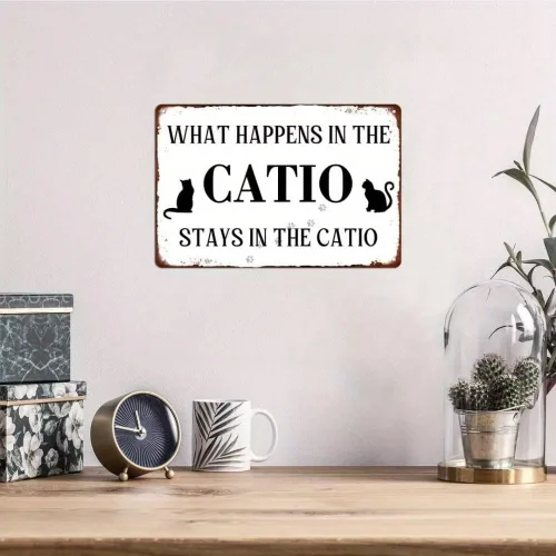 Vista 3 de Cartel de metal con diseño de hojalata de amante de gatos, "What Happens In The Catio Stays In The Catio", cartel divertido para casa de gatos