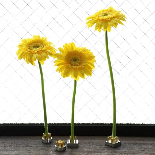 Vista 5 de Wazakura 4 mini soportes de flores japonesas Ikebana Kenzan, fabricado en Japón, rana de alfiler floral, cuadrado redondo, 1 pulgada (0.945 in)