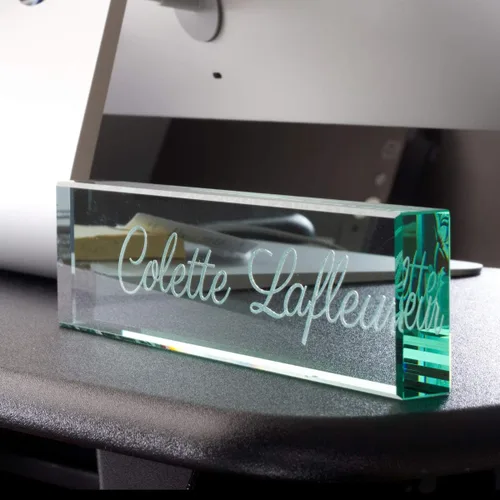 Vista 3 de PlaqueMaker Placa de identificación para escritorios, placa de identificación de vidrio grabada a medida, decoración de oficina (jade) 8 x 2