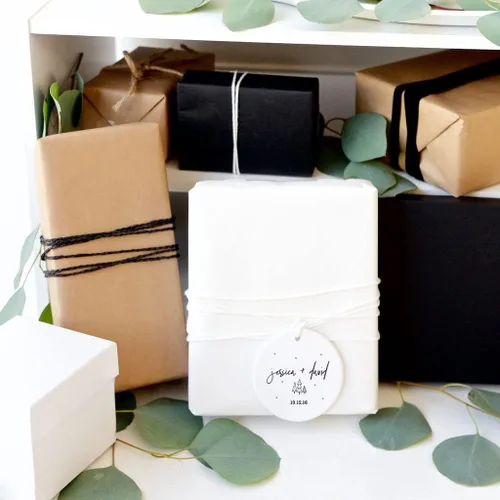 Vista 3 de The Cotton & Canvas Co. Adorno personalizado de cerámica de cerámica para bodas con nombres y fecha, con cinta y caja de regalo de cortesía