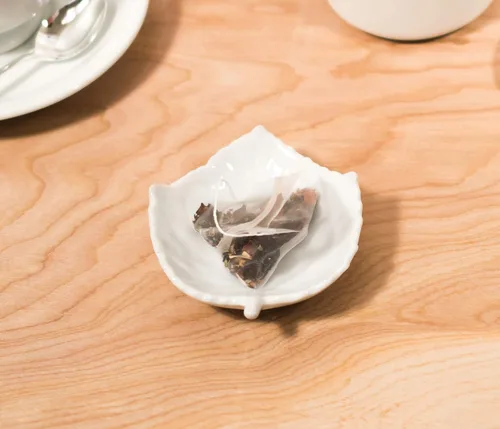 Vista 4 de HIC Kitchen Soporte para bolsitas de té, porcelana fina, diseño de hojas, juego de 2