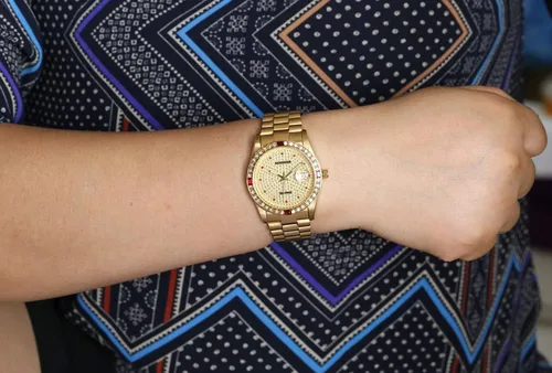 Vista 5 de FANMIS Relojes de lujo unisex con esfera de diamantes, calendario de cuarzo dorado y acero inoxidable