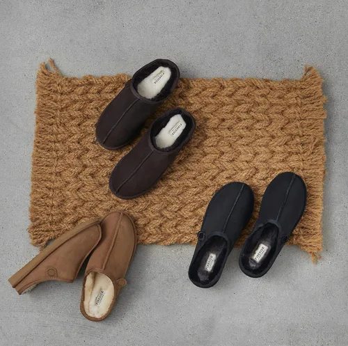 Vista 2 de Fireside by Dearfoams Pantuflas de grafton de piel de oveja para hombre